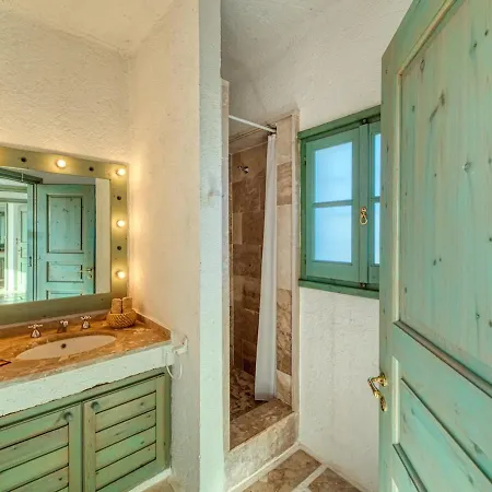 Beachfront Majestic Liaropá