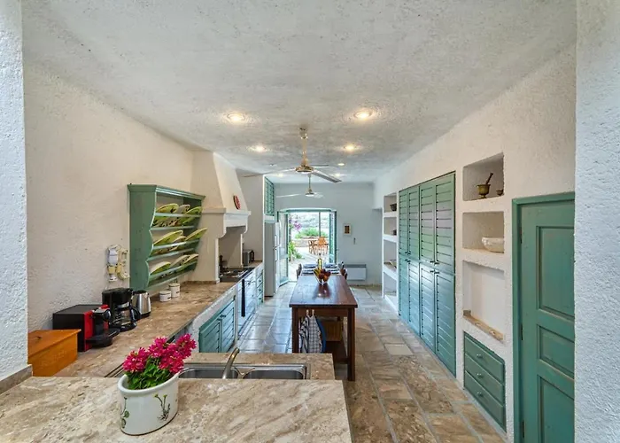 Beachfront Majestic Liaropa