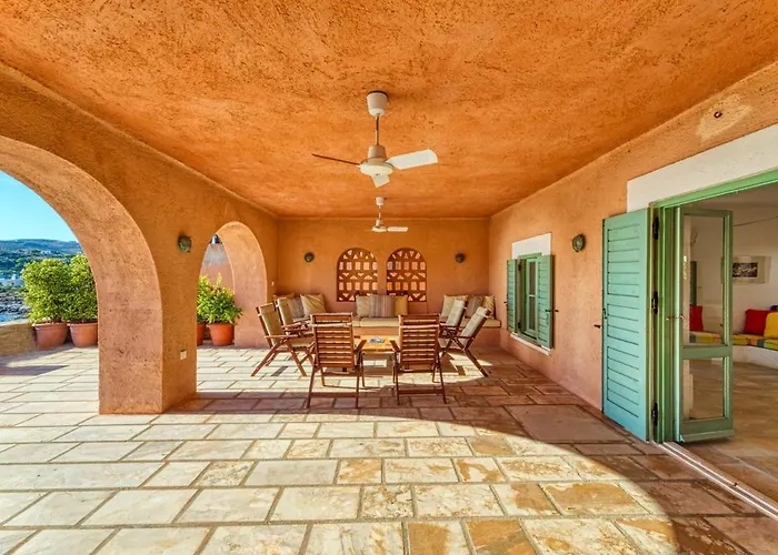 Beachfront Majestic Liaropá