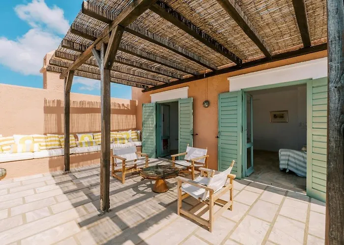 Beachfront Majestic Apartment Liaropá